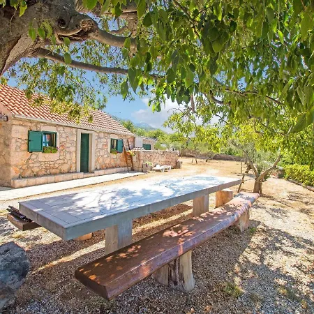Holiday home Charming In With Garden