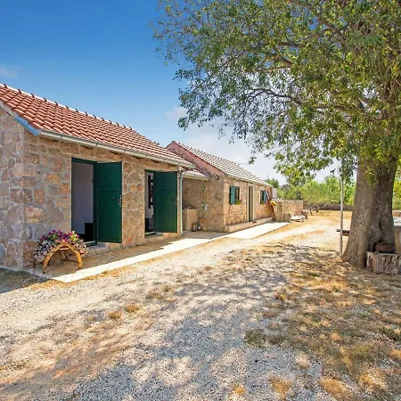 Charming In With Garden Holiday home Seline