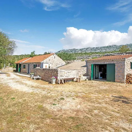 Holiday home Charming In With Garden Seline
