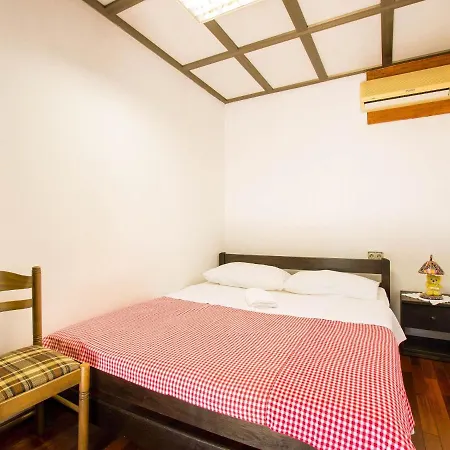 Charming In With Garden Holiday home